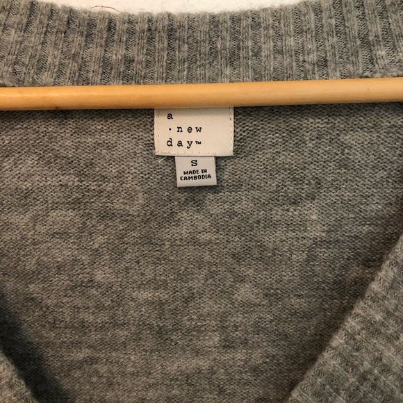 ★ A New Day | v-neck sweater - Picture 3 of 5